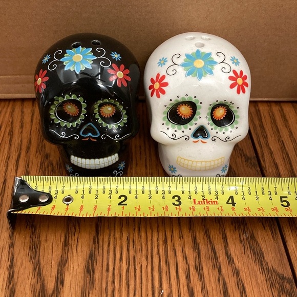💕💀SUGAR SKULLS💀💕Dia de Los Muertos SALT/PEPPER SHAKERS NEW-lN-BOX💀🖤black/white🤍💀 - Picture 6 of 9